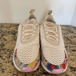 Women's Nike Air 270's